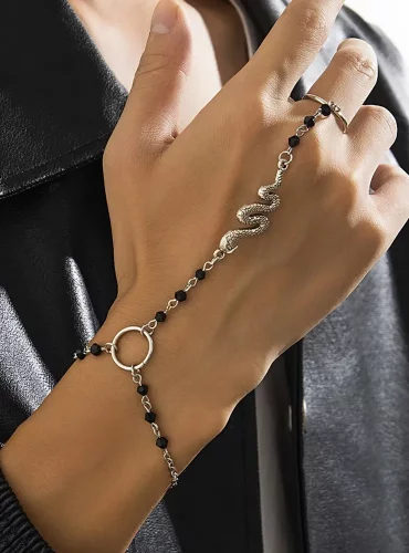 Bague de main, bracelet femme élégant