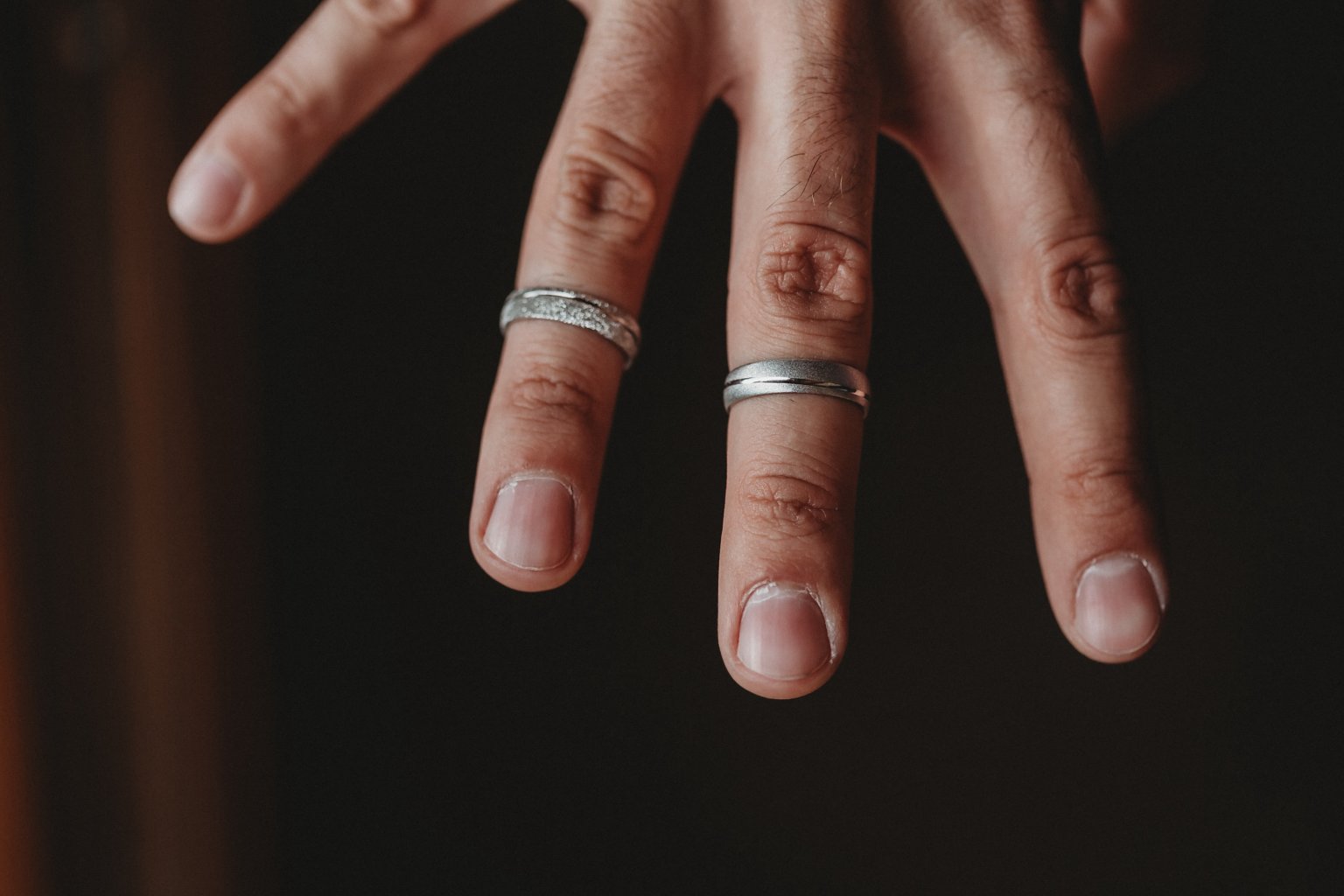 À Quel Doigt Porter une Bague ? Toutes les Symboliques | Snake Elegance