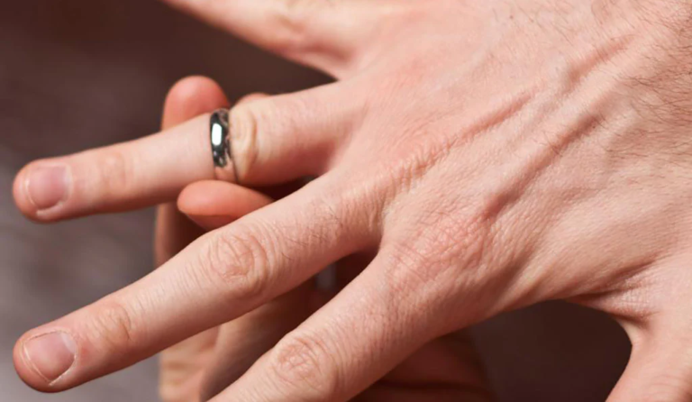 Comment Enlever Une Bague Sur Un Doigt Gonflé snake-elegance.com