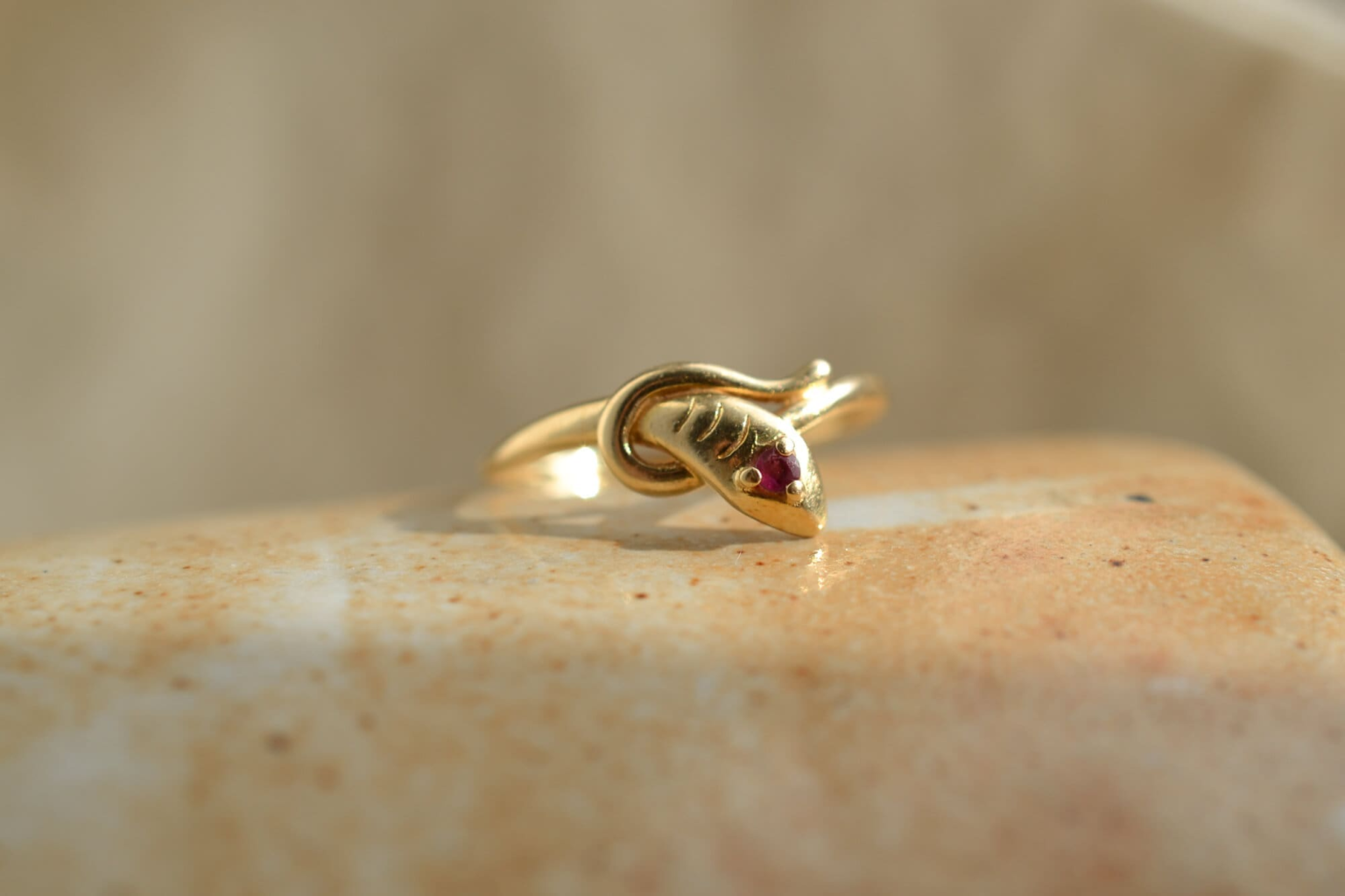 Comment Retirer une Bague Trop Petite sur un Doigt Très Gonflé