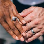 Quel doigt choisir pour porter sa bague de mariage ?