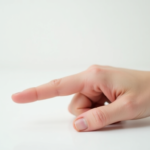 Doigt gonflé : causes, symptômes et solutions pratiques 23 doigt gonflé — image à la une